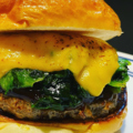 料理メニュー写真 ほうれん草チーズバーガー