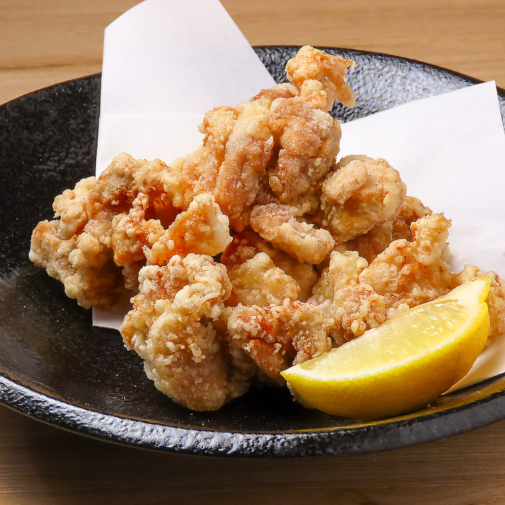 《当店イチオシ》外はカリッと中はジューシー！旨味が溢れる「はれ特製からあげ」880円(税込)。