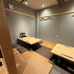 足を伸ばしてゆったりとおくつろぎいただける4名様向けの掘りごたつ席を2卓完備。誕生日や記念日など、大切なお祝いのシーンにもおすすめのお席です。富山名物の「白えび刺身」や「紅ズワイ蟹のカニ甲羅みそ焼き」などの絶品海鮮料理と共に、日本酒をはじめ生ビールや焼酎など、種類豊富なドリンクを存分にご堪能ください♪