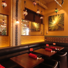 まるでどこか遠い国へ旅したような気分に浸れる、おしゃれな空間をご用意しました★ゆったりとしたソファー席は6名様までご利用可能で、友人同士の集まりにもぴったり!日頃の忙しさを忘れて、広々とした席でリラックスしながら非日常的な体験をお楽しみください♪