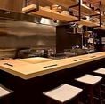 柔らかな照明が包むカウンター席は、落ち着いた時間を過ごしたい方におすすめ。仕事帰りに一息つきながら、旬の刺身や串焼きを味わうのに最適です。