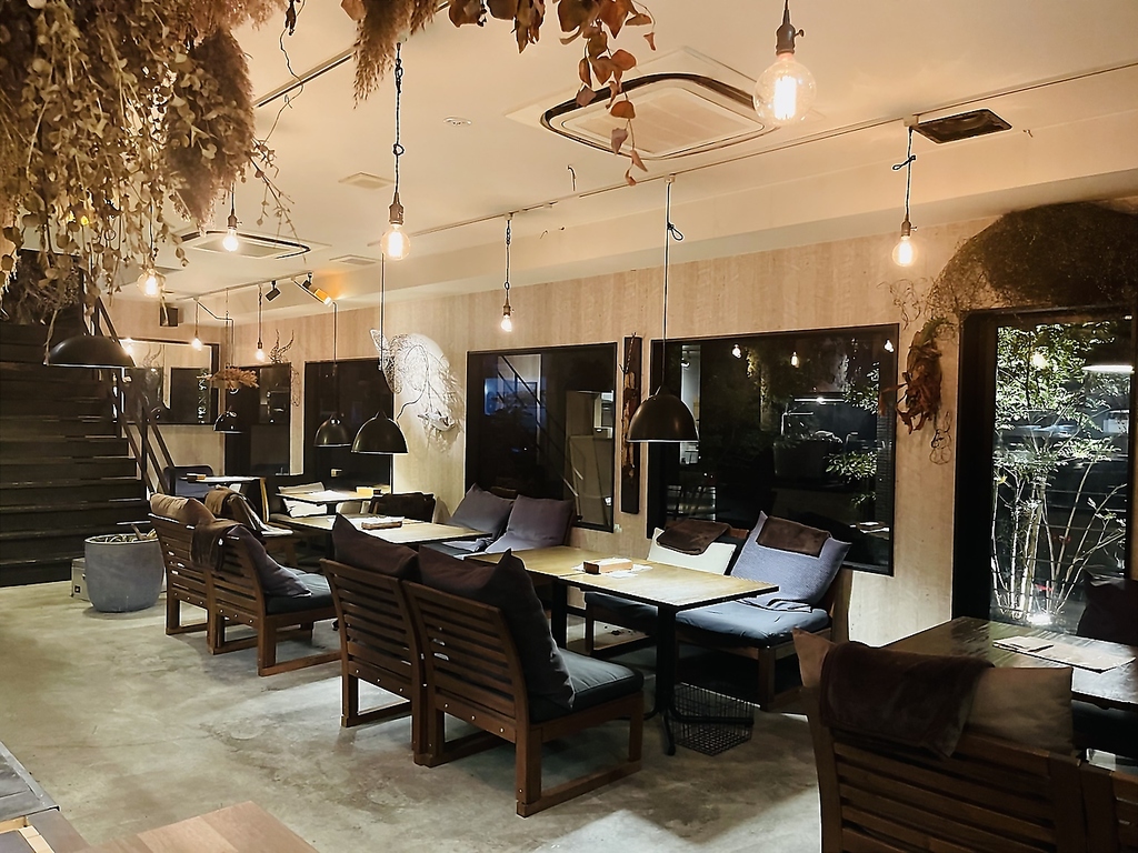 開放的な明るい空間が魅力の1階席♪大きめな座り心地バツグンのお席をご用意しております！