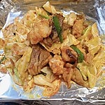 鉄板で焼かれることで、ピザ生地がカリッと焼き上がり、トロ～リと溶けるチーズとの相性が抜群です◎