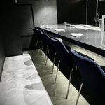 カウンター席では、臨場感あふれる演出や一体感などを全身でご堪能いただけます。心弾むひとときを。