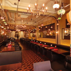 活気のある明るい雰囲気の中、気の置けない仲間とワイワイ盛り上がるのに最適です♪開放的な空間で、心ゆくまで楽しい時間をお過ごしください!貸切利用は、着席で80名様、立食ではテラス席も使って最大160名様までご利用可能です!