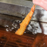 食材に合わせた調理法で提供する名物「串カツ」です。