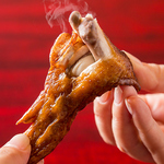 【とめ手羽の美味しい食べ方を伝授♪】まずは串を抜いて…２つに折ります。