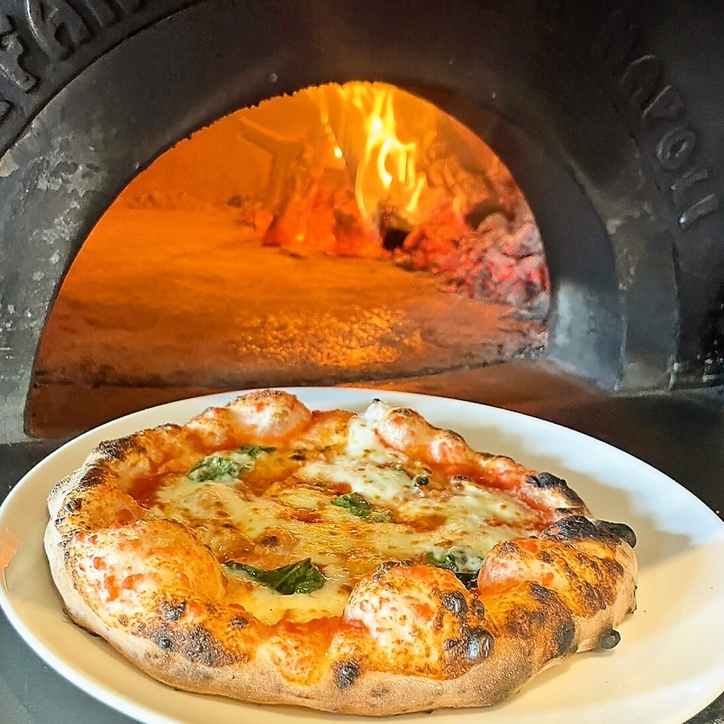 香ばしい焼きたての薪窯焼きナポリピッツァ！薪窯で一枚ずつ丁寧に焼き上げてご提供しております♪