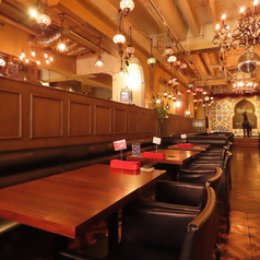 店内は異国情緒あふれるインテリアで彩られ、足を踏み入れた瞬間から別世界への旅気分を味わえます!ふかふかのソファー席は座り心地抜群で、少人数グループでも快適なひとときを過ごせますよ◎