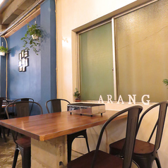 木目調の温かみがあるテーブル席！韓国カフェの様なおしゃれな雰囲気と美味しい韓国グルメをお楽しみください。