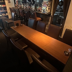 【8名様用テーブルで快適なグループ利用】落ち着いた雰囲気の中でゆったりと過ごせる8名様用テーブル席。仲間内での飲み会や女子会、カジュアルなパーティーにもぴったりです。モニターで映像を楽しみながら会話も弾む空間は、ダーツで盛り上がる前後のひとときにも最適。