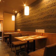 隠れ家のようなこのお店は、落ち着いた雰囲気で心を和ませてくれます。女将の優しいおもてなしが、訪れるすべての人を温かく迎えてくれます。4名まで座れるテーブル席が2つあり、様々なシーンでの利用にぴったり。お一人様でも気軽に立ち寄れる場所で、友人や恋人との楽しい時間を過ごせます。心を豊かにするひとときを◎