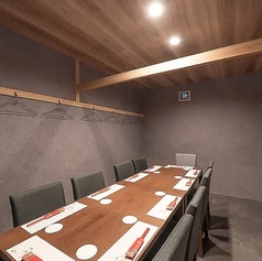【店舗貸切:最大40名様まで】店内はグレーを基調としたモダンな雰囲気。周囲を気にせずゆったりとおくつろぎいただける貸切空間をご用意しています。団体旅行のお食事や会社のご宴会など、人数やご用途に合わせた柔軟な対応が可能。また、全席喫煙が可能となっております。上質な空間で、特別な時間をお楽しみください。