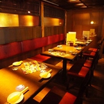 テーブル席でわいわい楽しく飲めちゃう！友達同士の楽しい飲み会開催♪