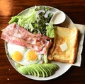 料理メニュー写真 【AVOCADO BACON EGG】