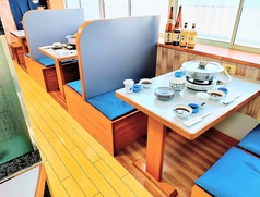 1階　テーブル　4名席×3卓。1名様から4名様まで。お足元が伸ばせて、ゆっくりとおくつろぎいただけます♪