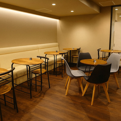 店内にはゆったり座れるテーブル席