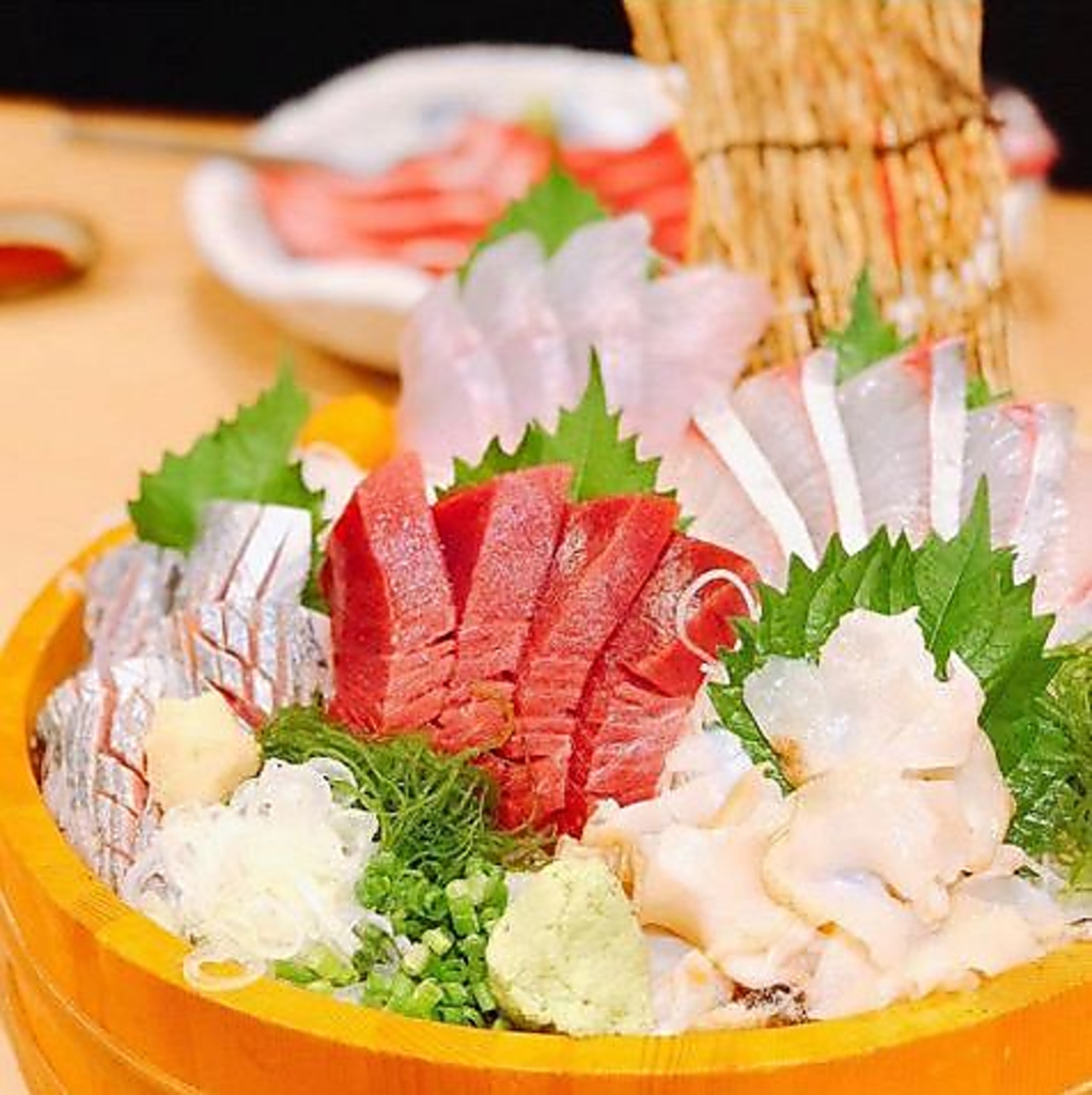 その季節の旬魚・鮮魚を丁寧に一品一品捌きます。目でも楽しめる盛り付けも、当店自慢です。