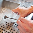 【3】きりっと冷えてすっきりした味わいの為、氷とグラスを水で洗います。