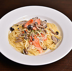 エビとほうれん草のトマトクリームパスタ
