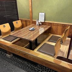 ゆったりくつろげる掘りごたつ式のお座敷です。最大4名様までご案内可能となっております!静岡/居酒屋/宴会/忘年会/新年会/焼き鳥/串揚げ/もつ鍋/地酒/