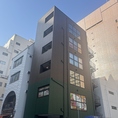 関内駅北口から徒歩5分以内。緑と茶色の建物の6Fです。