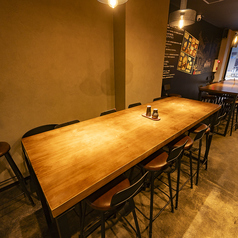 8名掛けのテーブル席は広々としており、大人数でのお食事に最適◎友人や家族との宴会、特別なイベントにぴったりです！