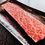 目の前で鉄板ショーが繰り広げられる！？楽しい焼肉体験が待っています。