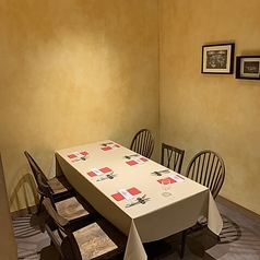 4～6名様席と2～4名様席があります。 最大10名様までご利用いただけます。