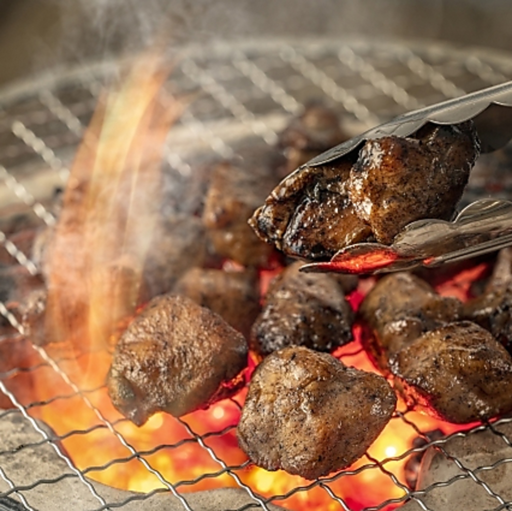 名物ゴロ焼きは食べたら絶対ハマる！炭火で燻製・炙られたジューシーな地鶏はお酒との相性も抜群！