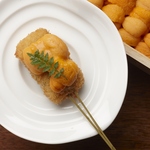 旬の厳選食材を独自ブレンドのパン粉で包み、特製の油でカラリとお揚げします。