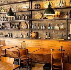 【テーブル席：2～70名様】宴会～デートまでどんなシーンにも最適な席。ワインが並べられた棚がある、カジュアルでお洒落なバル空間は雰囲気抜群◎炭焼きやステーキなどの逸品料理と一緒に、厳選ワインをご堪能ください。飲み会や記念日・誕生日、観光でのご利用など様々なシーンにマッチします。