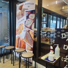 立ち寄った際に少しでも座って休めるスペースがあります。