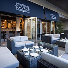 落ち着きのあるスタイリッシュな店内。テーブルやカウンターでデートや記念日に、開放的なテラスは気心知れた皆さんでお楽しみいただけます