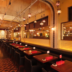 中東風のインテリアが散りばめられた、開放的な店内が自慢です!座席もゆったりと配置されており、最大15名様まで座れるソファー席でくつろぎの時間を過ごせます◎賑やかな雰囲気は、まるで海外の活気ある市場にいるかのよう♪日常の喧騒を忘れて、非日常的な空間に浸りながらお食事を心ゆくまでお楽しみください★