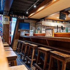 カウンター席はお一人様、ご友人とご夫婦やカップルでもお気軽に飲み物、お料理を楽しめます。落ち着いた雰囲気の中で会話を楽しみながら過ごせます。