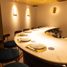 カウンター席でいただくお料理はライブ感をお楽しみいただきながら。。。記念日・女子会・宴会・誕生日会などお待ちしております。