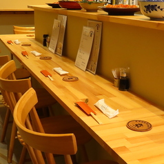 女将との会話も楽しめるコの字のカウンター席は10席をご用意。