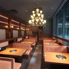 【貸切プラン】フロア:32名様~/店舗:48~70名様。みなとみらいで貸切宴会を楽しむなら当店へ!32名様からのフロア貸切・48~70名様での店舗貸切にも◎会場使用料は無料。明るくすっきりとした店内は居心地も抜群で会社宴会や歓送迎会にも◎周囲を気にせず盛り上がれる貸切空間で楽しいひと時をお過ごしください♪