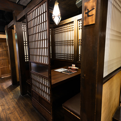木の温もりに包まれた、落ち着きのある和空間。格子戸で囲まれた半個室席は、周囲を気にせずゆったりとお食事を楽しめる大人の隠れ家のような雰囲気です。上質な照明が優しく灯り、炉ばた料理と相性の良い、静かで心地よい時間が流れます。