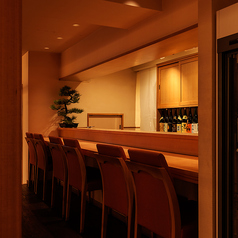 肩を並べて語らえるカウンター席は、大切な方とのデートに最適です。程よい距離感で会話も弾み、職人が一皿ずつ丁寧に仕上げる逸品が二人の時間を彩ります。木の温もりに包まれたモダンな空間で、上質な和食を味わいながら過ごす夜はまさに格別。大人のカップルに相応しい、落ち着いた雰囲気をご提供いたします◎