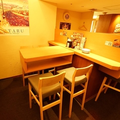 【A】ハイテーブル席。2~4名様でご利用いただけます。スタッフとコミュニケーションとっていただけるお客様大歓迎!