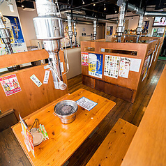 ゆったりと配置されたテーブル席は、少人数から中規模のグループまで柔軟に対応可能な設計となっています。清潔感のある空間で、お肉を焼きながら楽しい会話をお楽しみいただけます◎ご家族での夕食や友人との飲み会など、日常の様々なシーンでリラックスして過ごせる快適な座席をご用意しました♪