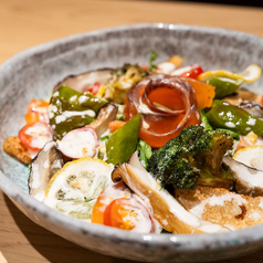 燻製サーモンと揚げ野菜のシーザーサラダ