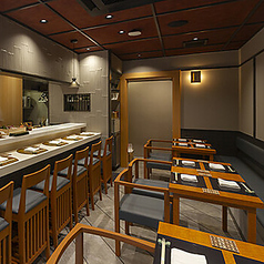 広々としたテーブル席は、全12席ございます！カジュアルな飲み会から特別な日まで、幅広いシーンにご利用ください。