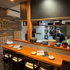 ホールの奥にはカウンターをご用意!実は人気の特等席?スタッフとの距離も近いのでお気軽にお声掛けください!