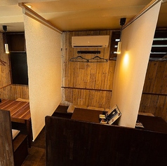 《テーブル席》お客様の人数に合わせてお席をご案内いたします◎ロールカーテンを1つ上げて、最大8名様グループでのご利用も可能です。