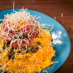 鉄板ガーリックエッグカルボ和牛焼き飯の写真