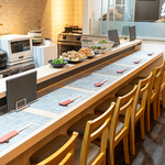 お仕事帰りの一杯に最適！全6席のカウンターで、店主との会話や自慢の料理を楽しめます。