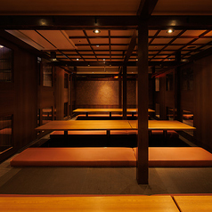 昔の日本家屋を思わせるなんとも落ち着く店内。掘りごたつの席でゆったりおくつろぎ下さい。美味しいお酒とお食事のほか、旬の食材を使用した自慢のお料理と豊富な種類のドリンクをお楽しみ頂ける飲み放題付宴会コースを各種ご用意しています。鍋パーティ、女子会、誕生日、仲間との飲み会など様々なシーンにも◎